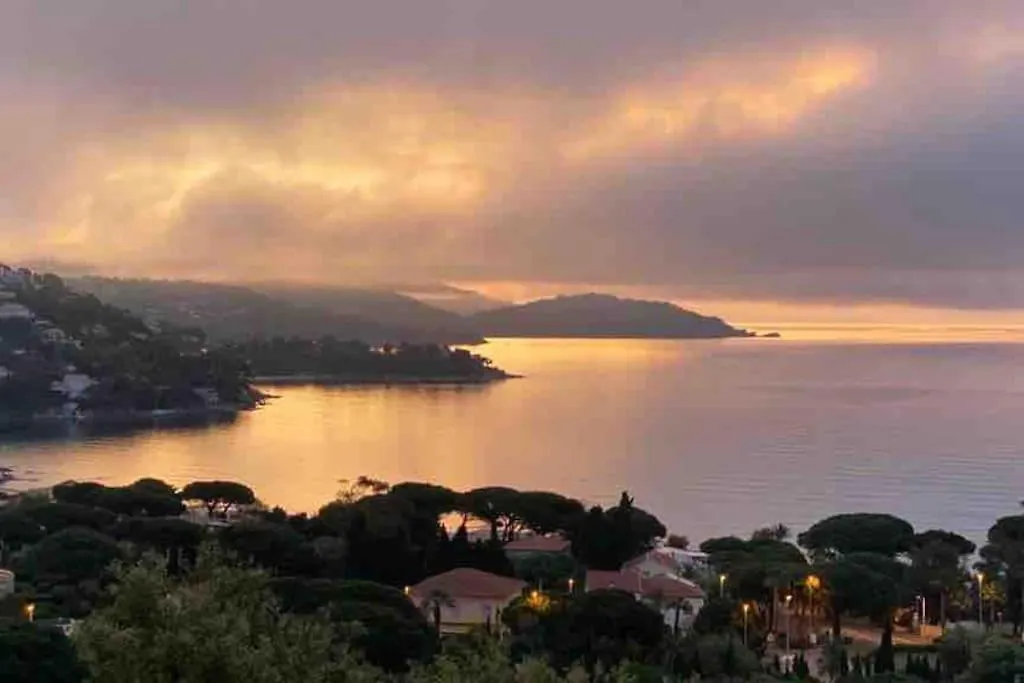 Villa Elegante Vue Mer 180 Plage A 5 Min Luxe Et Confort Garantis Le Lavandou